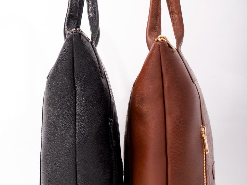 Dos bolsos de perfil: se ve su grosor.