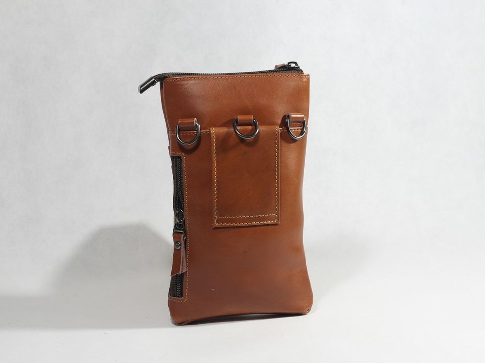 El bolso de espaldas, con sus anillas y su bolsillo.