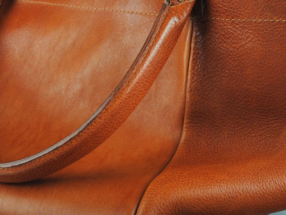 Muy de cerca: la piel y la costura de un bolso.