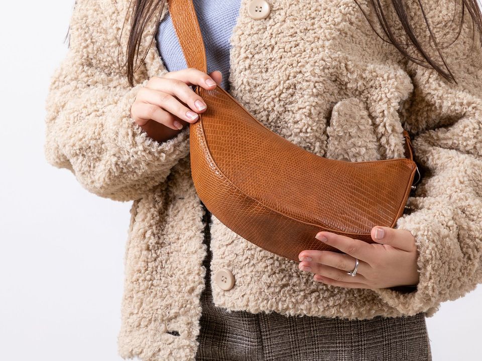 Un bolso cruzado, puesto.