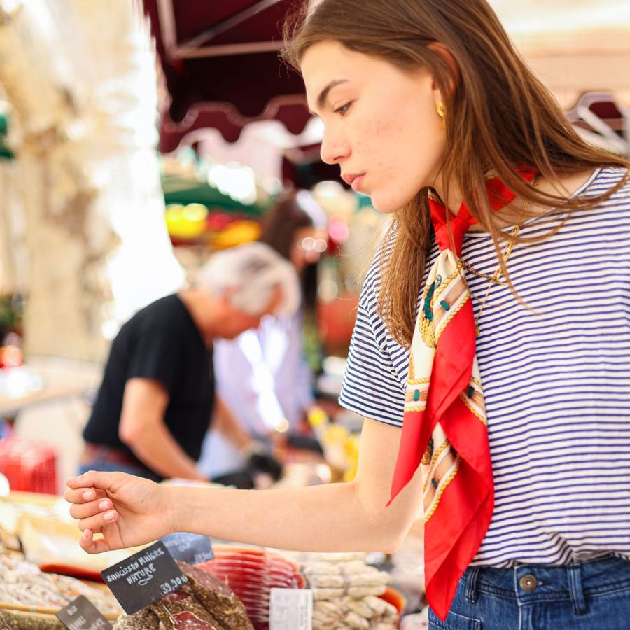 Una persona elige productos en un puesto de mercado